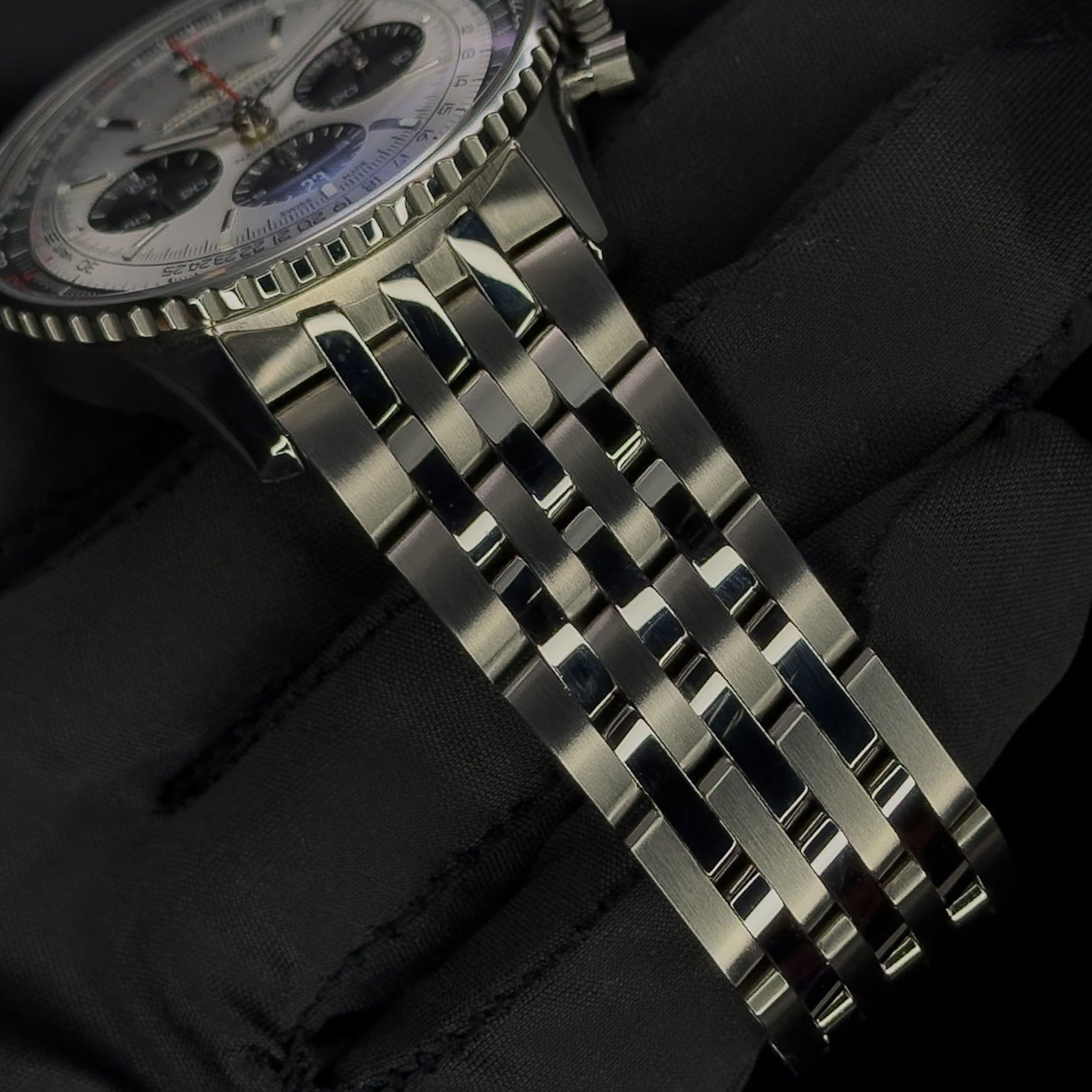 Breitling Navitimer B01 Chronograph 43 “Silver Panda” – AB0138241G1A1